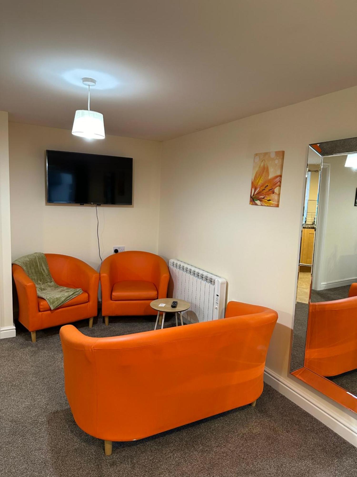 Orange Lilly In Stroud With Free Parking Daire Dış mekan fotoğraf